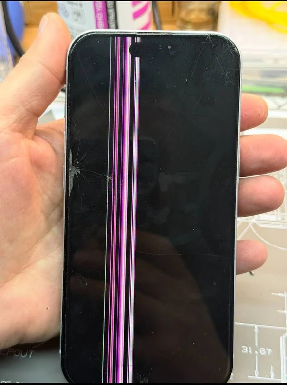 Экран iPhone с вертикальными цветными полосами и повреждением дисплея