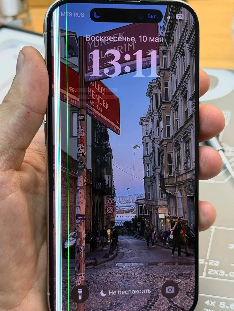 Экран iPhone с вертикальной зелёной и светлой полосой