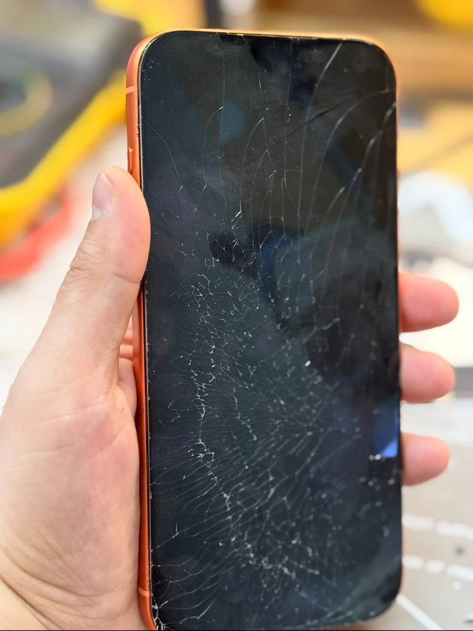 iPhone с разбитым стеклом и повреждённым экраном