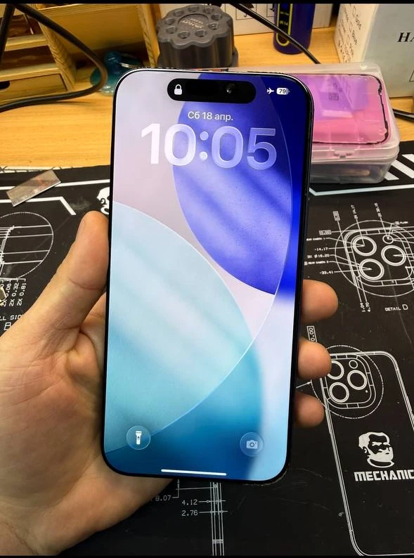 Рабочий дисплей iPhone во время финальной проверки