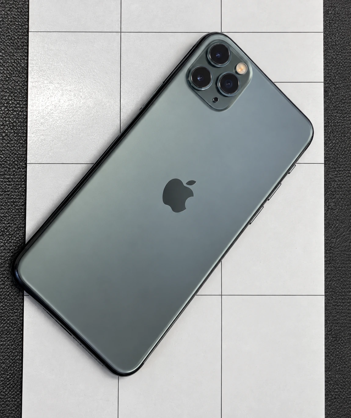 iPhone после ремонта с восстановленной задней частью