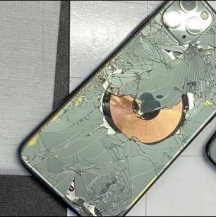 iPhone до ремонта с сильно повреждённой задней частью